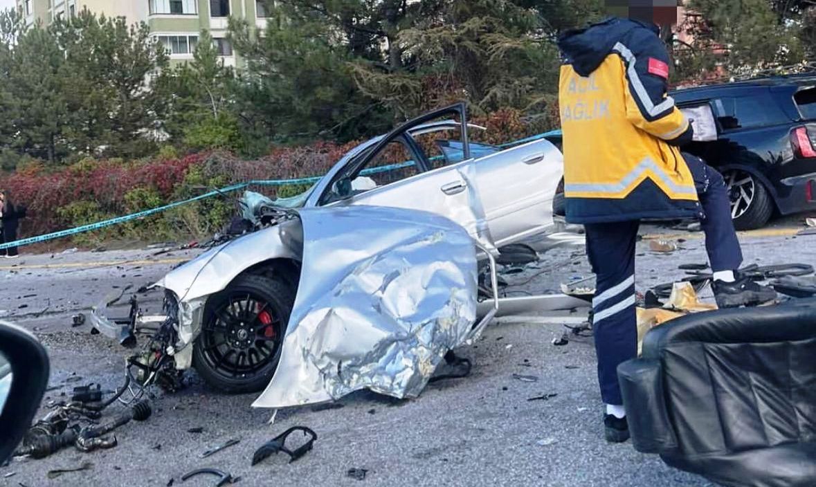 Ankara'da Feci Kaza: Otomobil İkiye Bölündü, 1 Kişi Hayatını Kaybetti