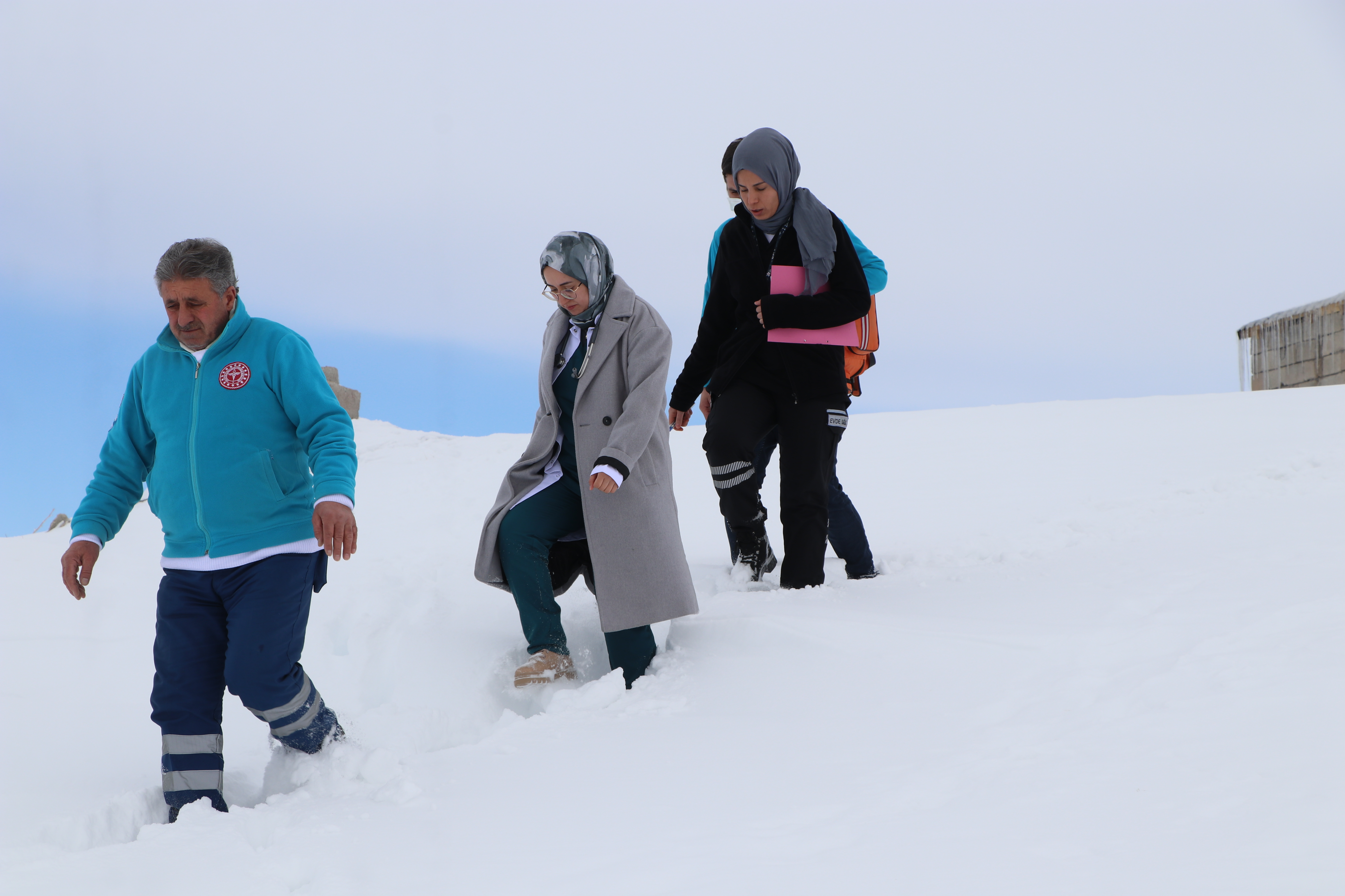 Doktor Didem, dondurucu soğukta 1,5 metre karda yürüyerek hastalara ulaşıyor