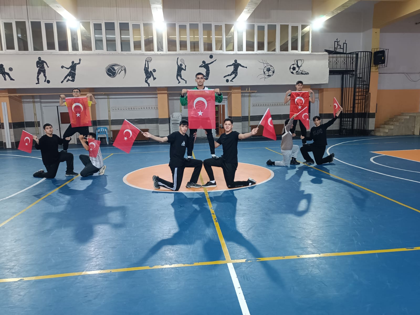 İLÇEMİZDE OKULLARIMIZ BAYRAK TEMALI TÖRENLE BAŞLADI.