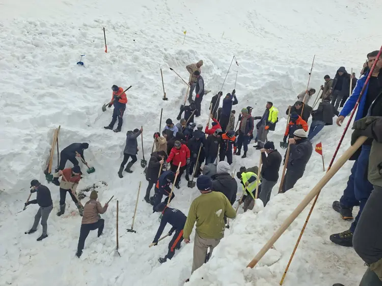 Artvin-Çığ altında kalan çobanın cansız bedenine ulaşıldı