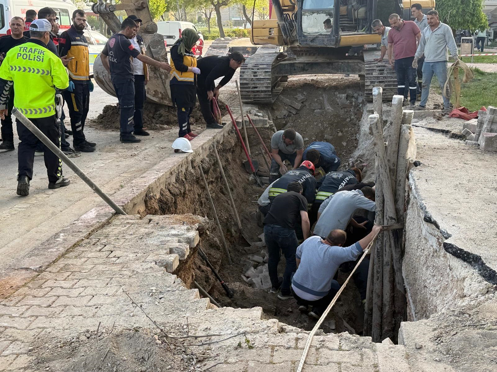 Konya-Göçük altında kalan 2 kardeş işçi yaralandı
