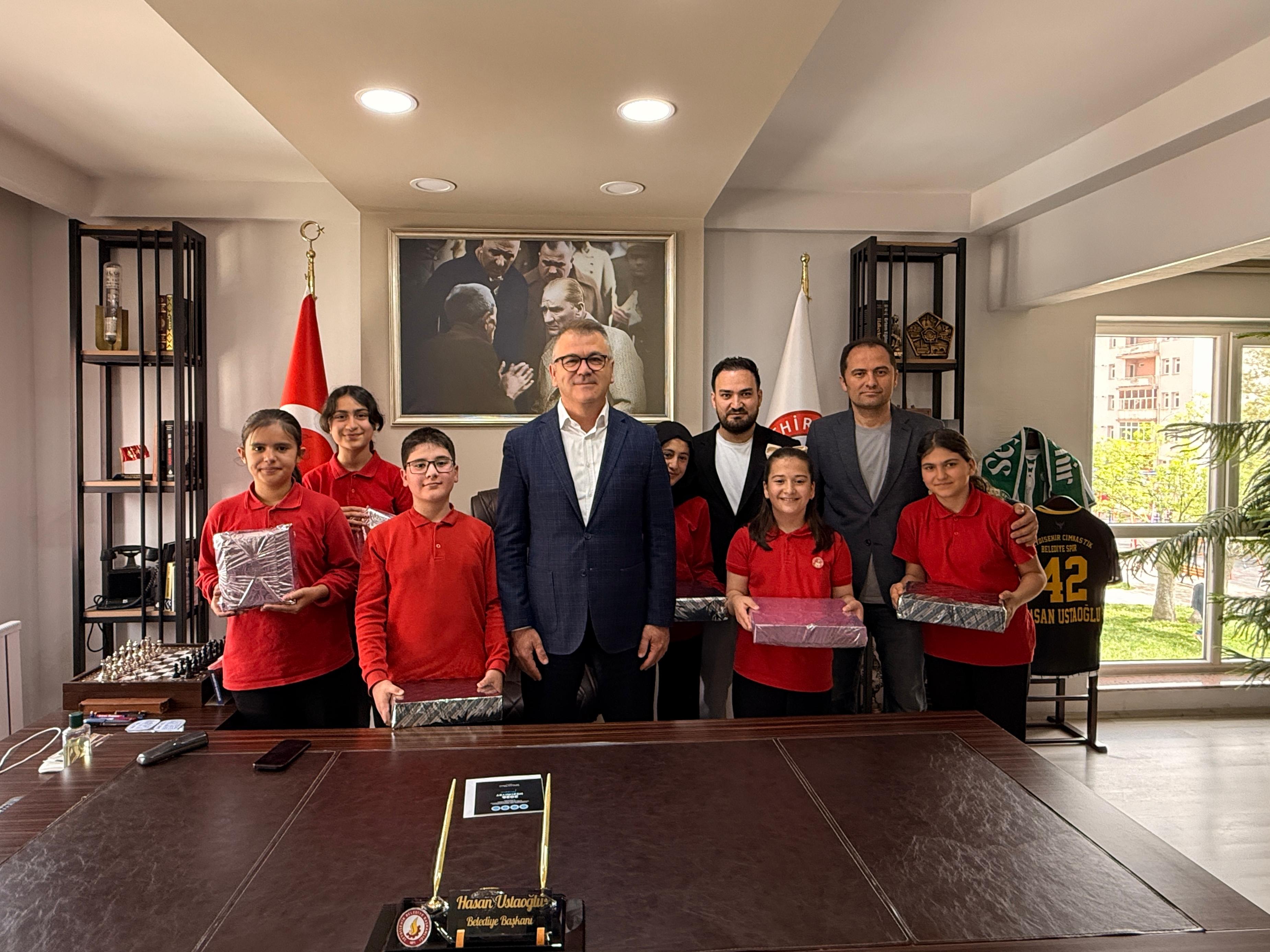 KİTAP KURTLARI ÖDÜLLERİNE KAVUŞTU