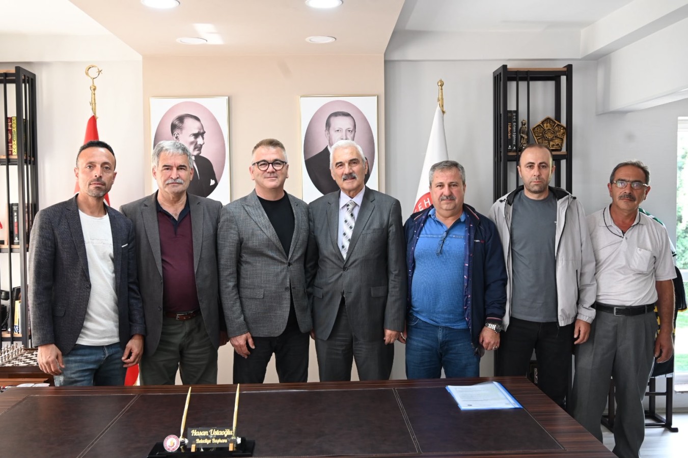 BAŞKAN USTAOĞLU SİYASİ PARTİ İLÇE BAŞKANLARI İLE BULUŞTU