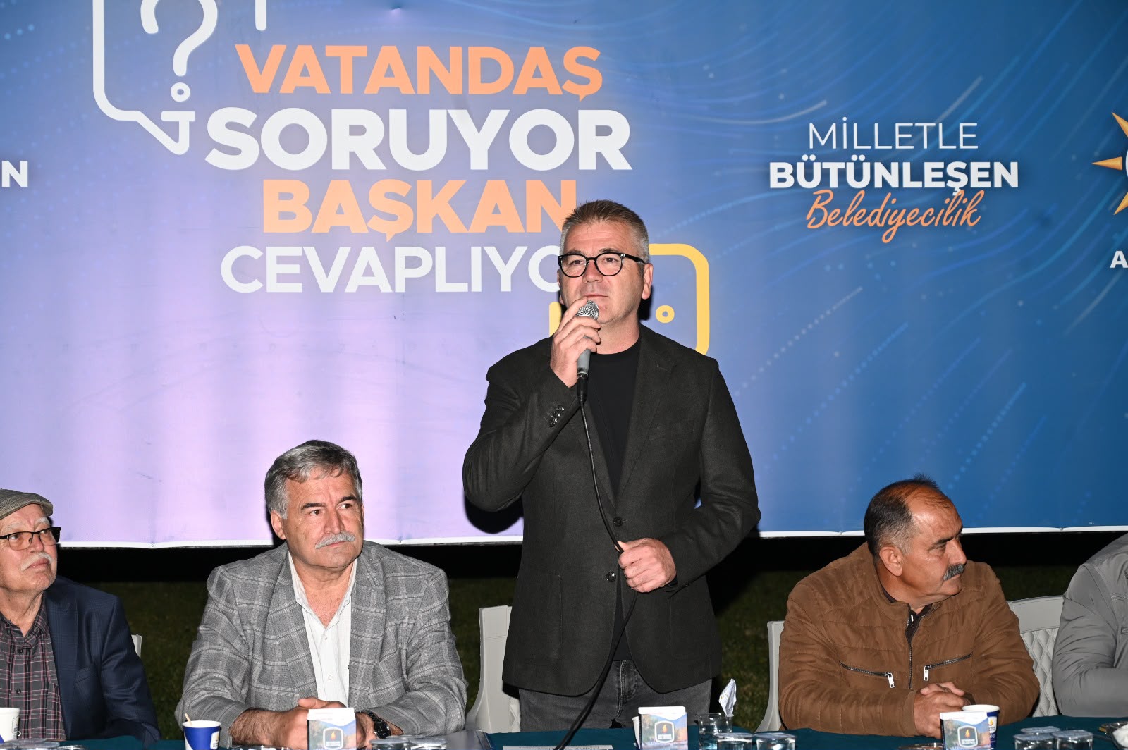 BAŞKAN USTAOĞLU, VATANDAŞLARIN SORULARINI CEVAPLADI