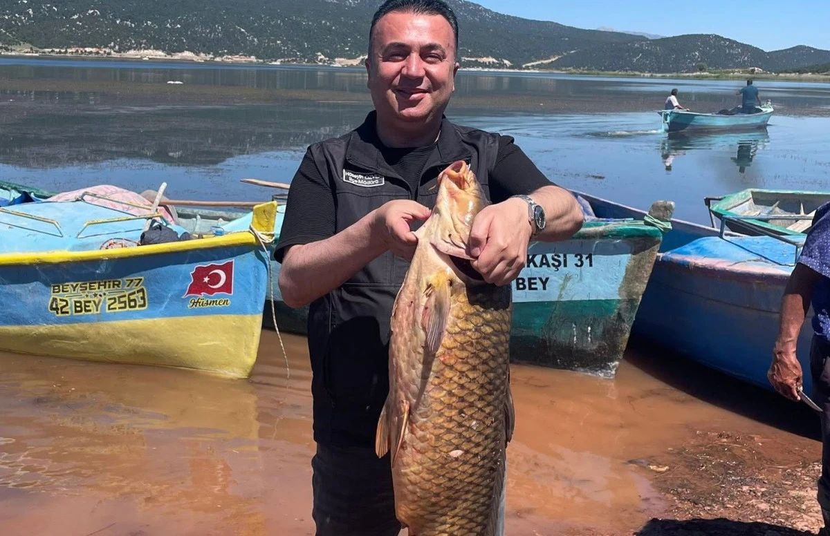Beyşehir Gölü'nde Av Sezonu Dev Sazanlarla Başladı: Tam 12 Kilogram!