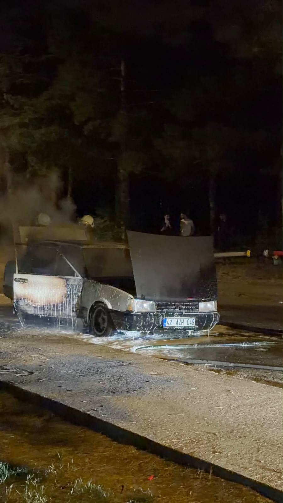 Seydişehir'de Park Halindeki Otomobil Alevlere Teslim Oldu