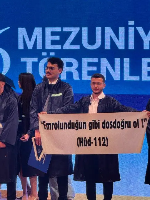 Başörtüsü Yasaklarından Ayet Pankartı Tartışmasına