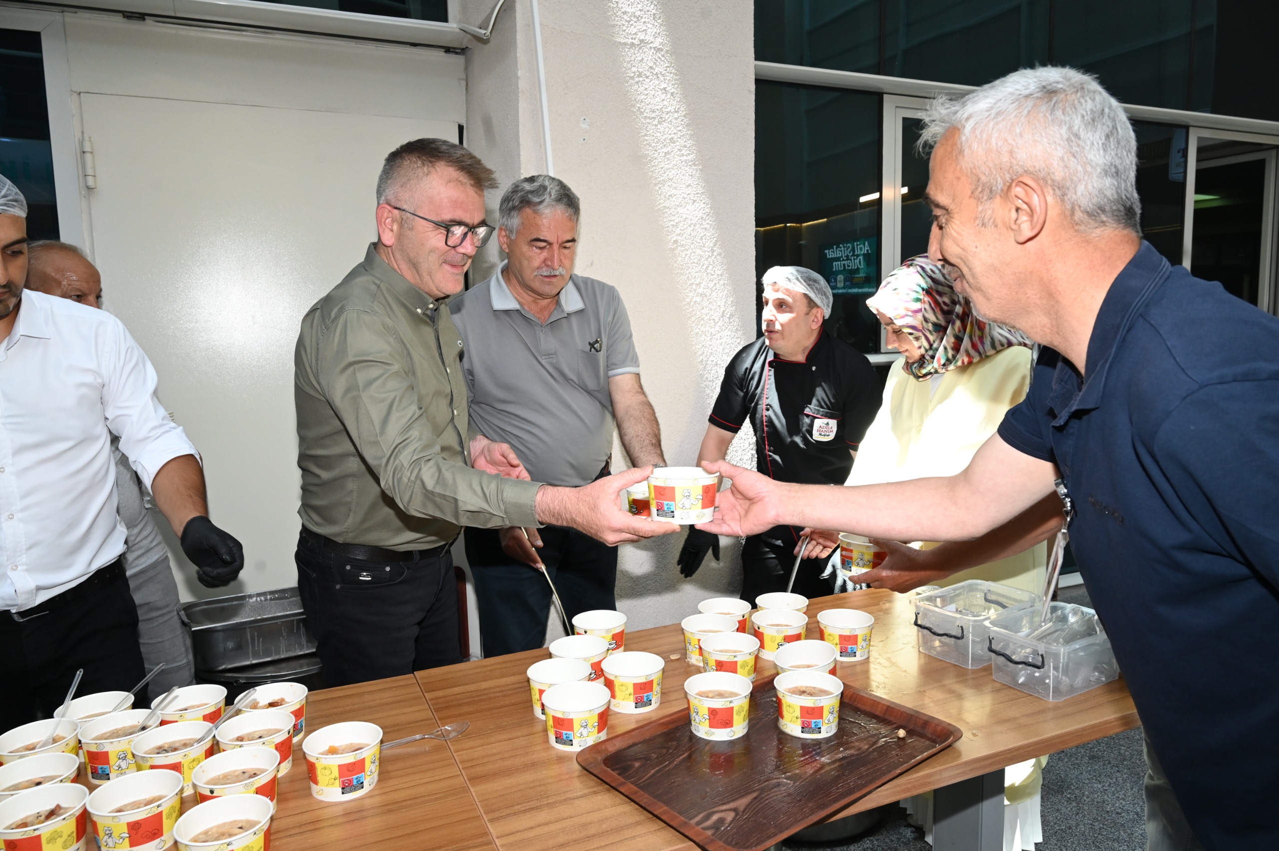 SEYDİŞEHİR BELEDİYESİ'NDEN VATANDAŞLARA AŞURE İKRAMI