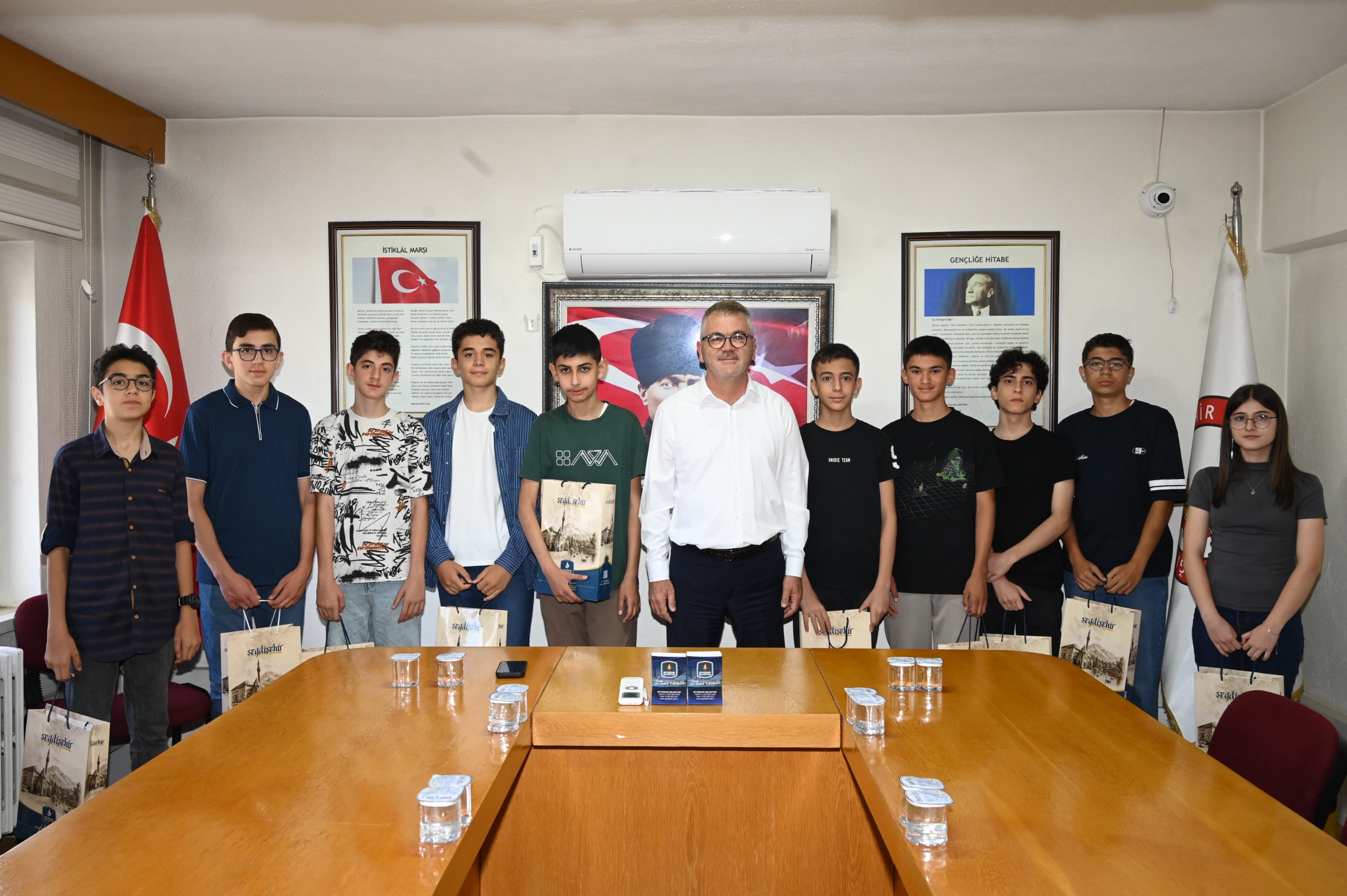 BAŞKAN USTAOĞLU, LGS'DE İLK 10'A GİREN ÖĞRENCİLERİ ÖDÜLLENDİRDİ