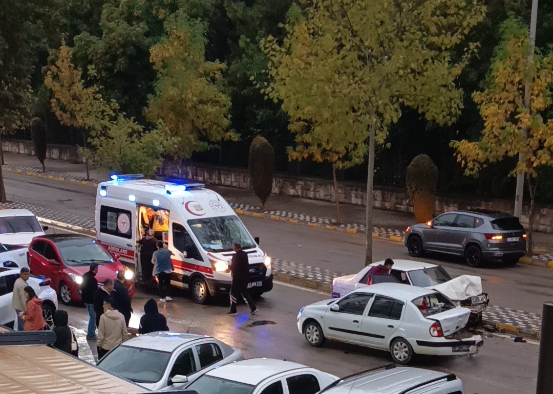 Seydişehir’de İki Otomobil Çarpıştı: 1’i Çocuk 5 Yaralı