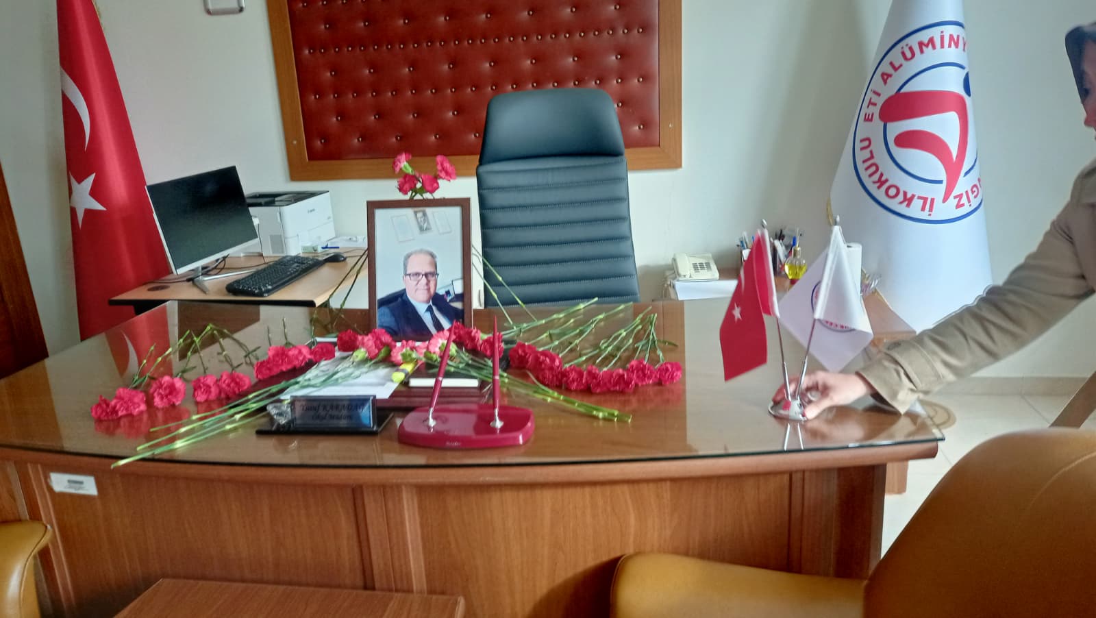 Okulunda Büyük Yas: Öğrencileri ve Öğretmen Arkadaşları Müdür Yusuf Karadağ’ı Gözyaşlarıyla Uğurladı