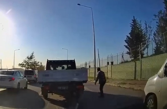 Konya’da sabah trafiğinde yol verme kavgası! Araçtan inip kamyoneti tekmeledi