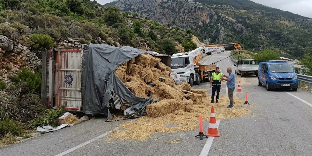 Konya’dan Antalya’ya Saman Sevkiyatı Yarım Kaldı: Balya Yüklü TIR Devrildi