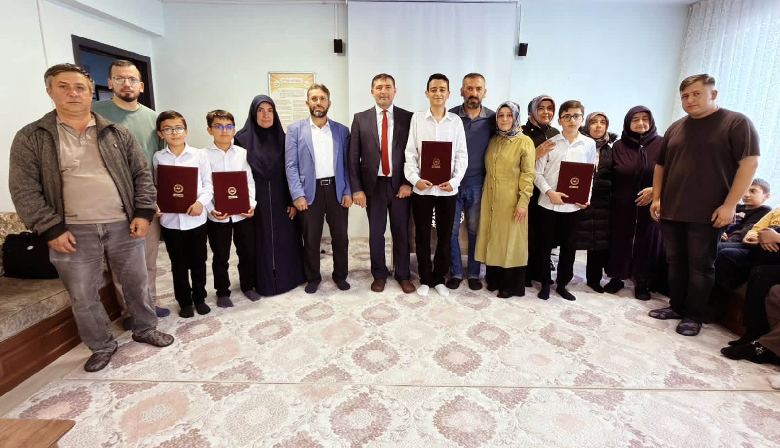 Hafızlık Eğitimini Başarıyla Tamamlayan 9 Öğrenciye Belgeleri Takdim Edildi