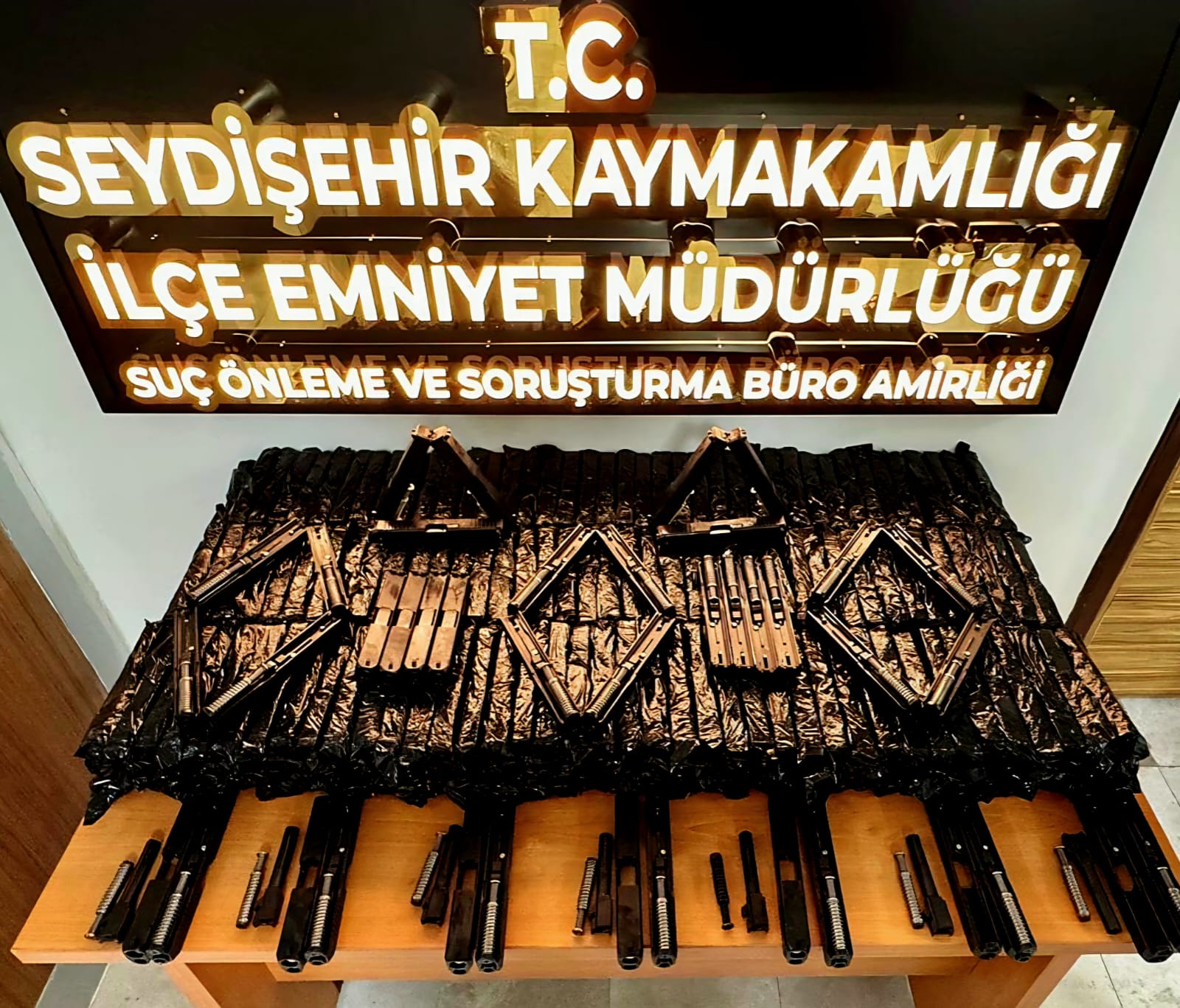 Konya'nın Seydişehir İlçesinde Binlerce Silah Parçası Ele Geçirildi