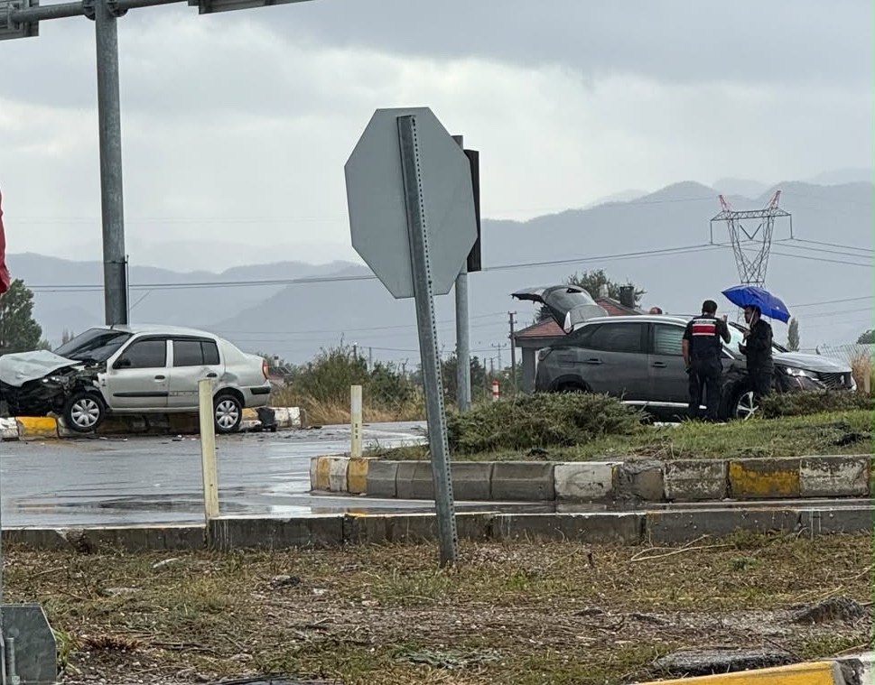 Seydişehir’de Yağışlı Hava Kaza Getirdi: Kavşakta Otomobil ve Cip Çarpıştı, 2 Yaralı