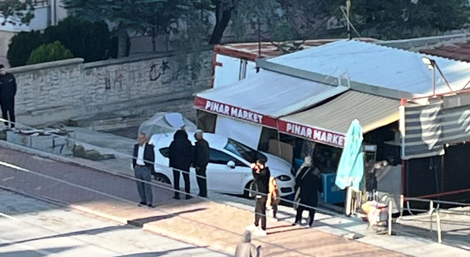 FACİAYA RAMAK  KALIYORDU ;EL FRENİ ÇEKİLMEYİNCE OTOMOBİL HAREKET ETTİ