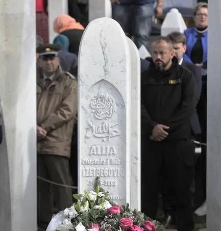 Saraybosna’da Duygusal Tören: "Bilge Kral" Aliya İzzetbegoviç Vefatının 23. Yılında Kabri Başında Anıldı