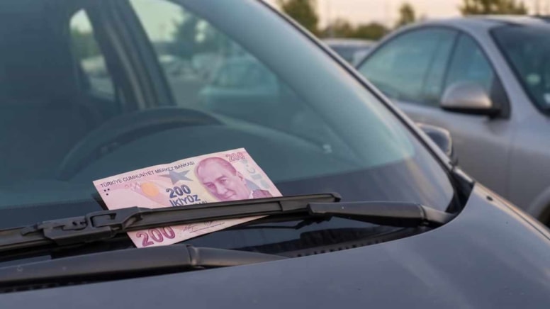 Sürücüler Dikkat: Ön Camdaki 200 TL'lik Tuzak!