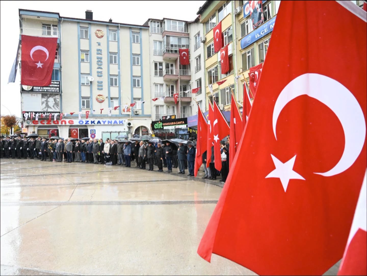 SEYDİŞEHİR'DE 103. YIL COŞKUSU ÇELENK KONULMASI İLE BAŞLADI: YAĞMUR NEDENİYLE YARINKİ PROGRAM KAPALI SPOR SALONUNA ALINDI