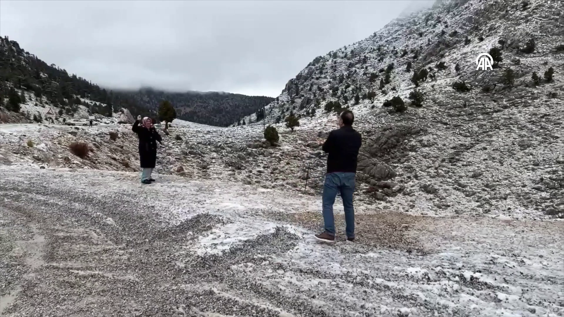 1825 metre rakımlı Alacabel'e mevsimin ilk karı yağdı