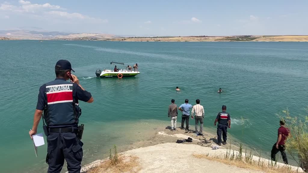 ADIYAMAN - Baraj gölüne giren 2 kardeşten biri boğuldu