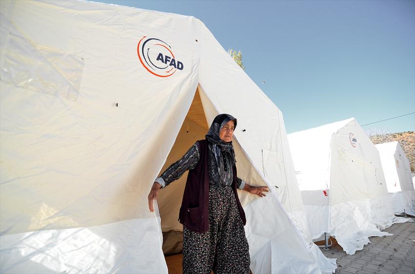 AFAD, Konya'daki depremden etkilenen mahalleye çadır kurdu