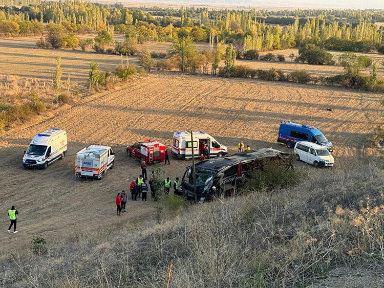 Afyonkarahisar'da yolcu otobüsünün devrilmesi sonucu 1 kişi öldü, 20 kişi yaralandı