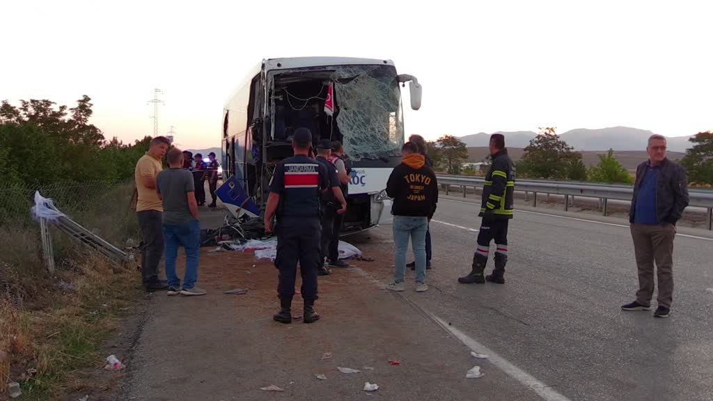 AFYONKARAHİSAR - Yolcu otobüsüyle kamyonun çarpıştığı kazada 1 kişi öldü, 9 kişi yaralandı