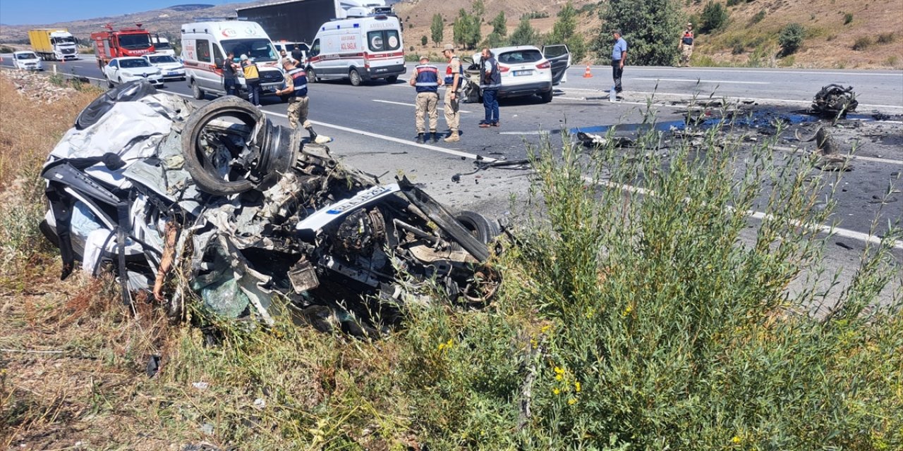 Ağrıdan Konya  gelmek için yola  çıkanlar içinde  bulunduğu araç kaza  yaptı! 3 ölü, 4 yaralı var