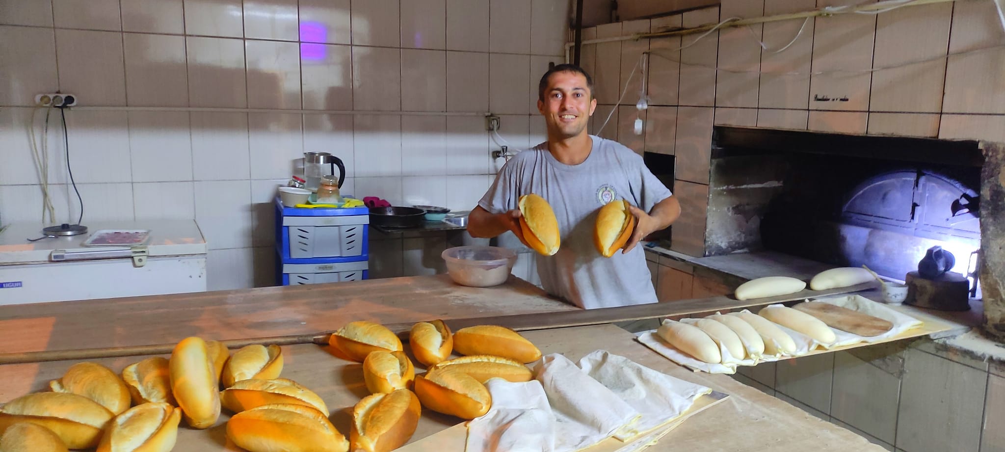 Ahırlı ilçesinde halk, yıllar sonra fırın ekmek üretimiyle büyük bir mutluluk yaşıyor.