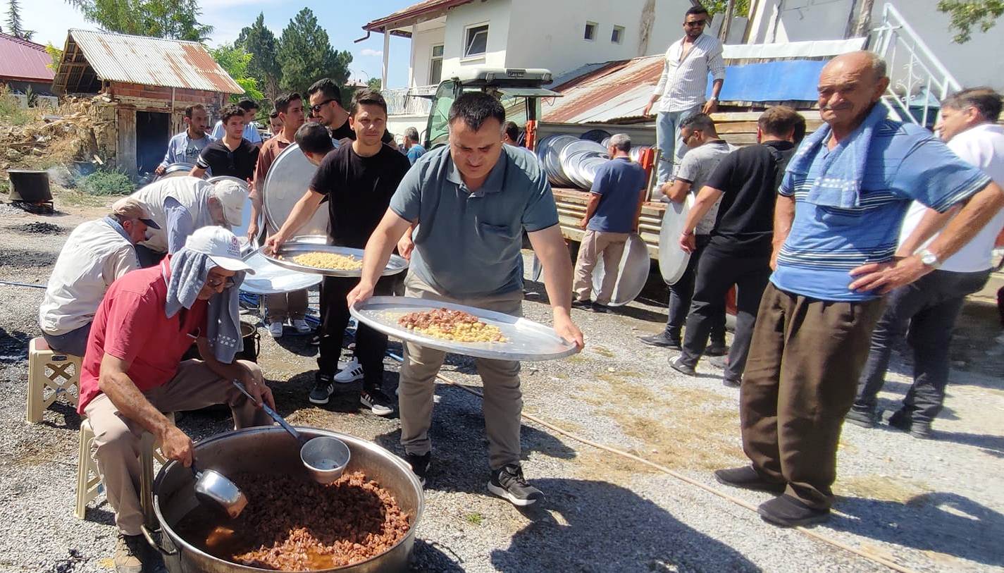 Ahırlı yöresinde özel günlerde geleneksel yemek sunumu yaygınlaşıyor.