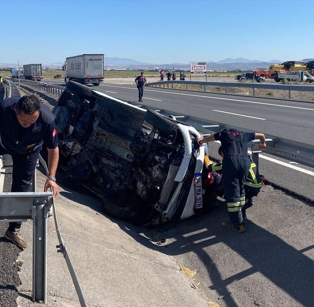 Aksaray'da bariyerlere çarpan otomobildeki çocuk öldü, 5 kişi yaralandı