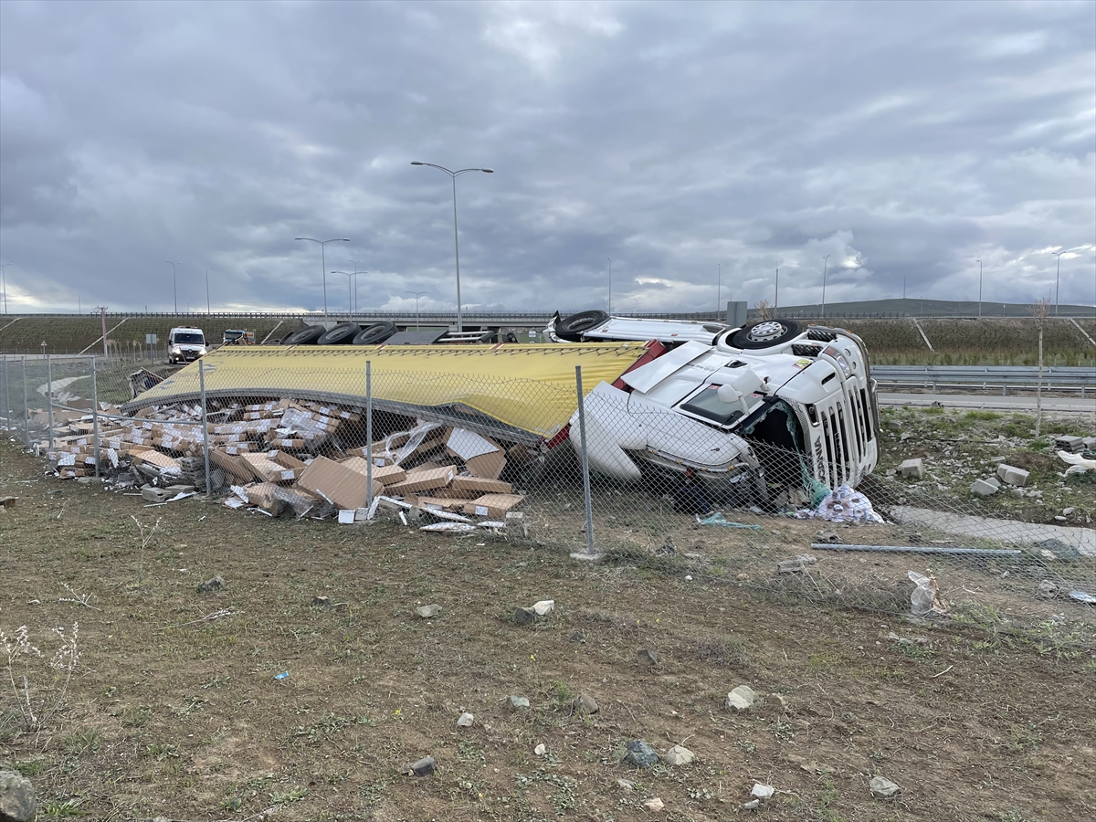 Aksaray'da Devrilen TIR’ın sürücüsü hayatını kaybetti