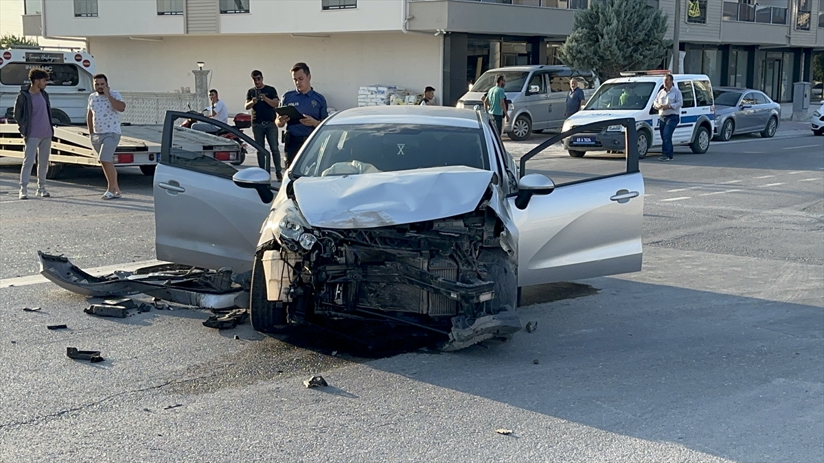 Aksaray'da mevsimlik işçileri taşıyan minibüs ile otomobil çarpıştı, 15 kişi yaralandı