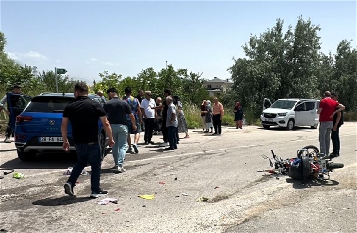 Aksaray'da otomobil ile çarpışan motosikletin sürücüsü öldü, eşi ağır yaralandı
