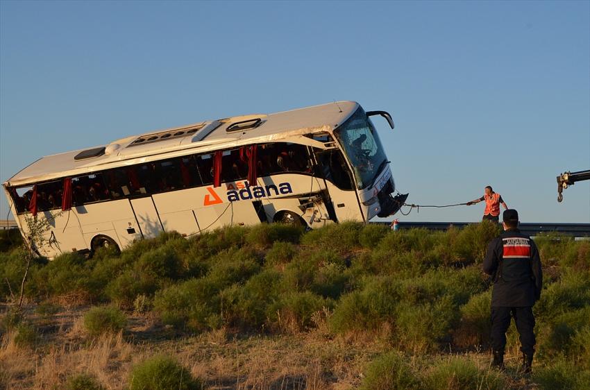 Aksaray'da yolcu otobüsü devrildi: 22 yaralı