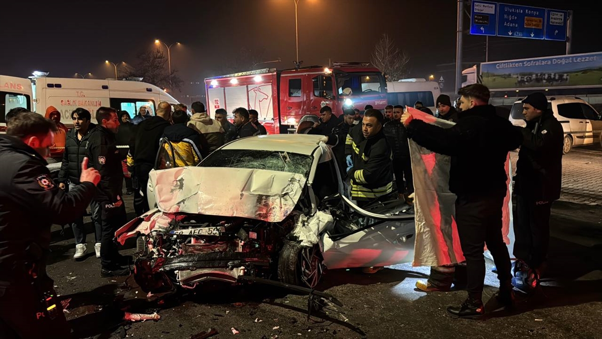 Aksaray'da yolcu otobüsü ile çarpışan otomobilin sürücüsü öldü, 3 kişi yaralandı