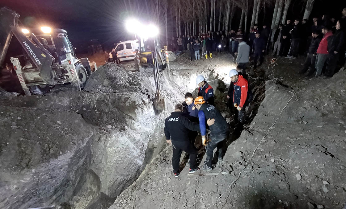 Amasya'da sondaj sırasında göçük: Toprak altında kalan iki kişi hayatını kaybetti