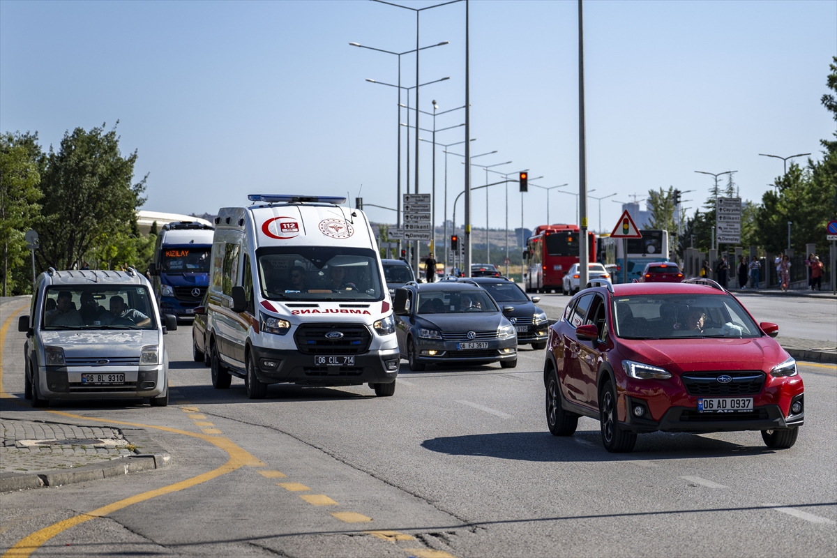 Ambulanslara yol açan "fermuar sistemi"ne duyarlı olunması çağrısı