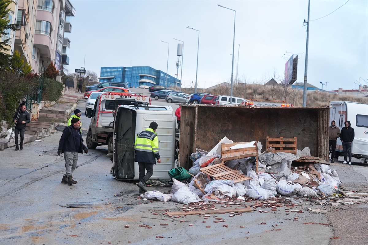 Ankara'da hafriyat kamyonu 11 araca çarparak devrildi