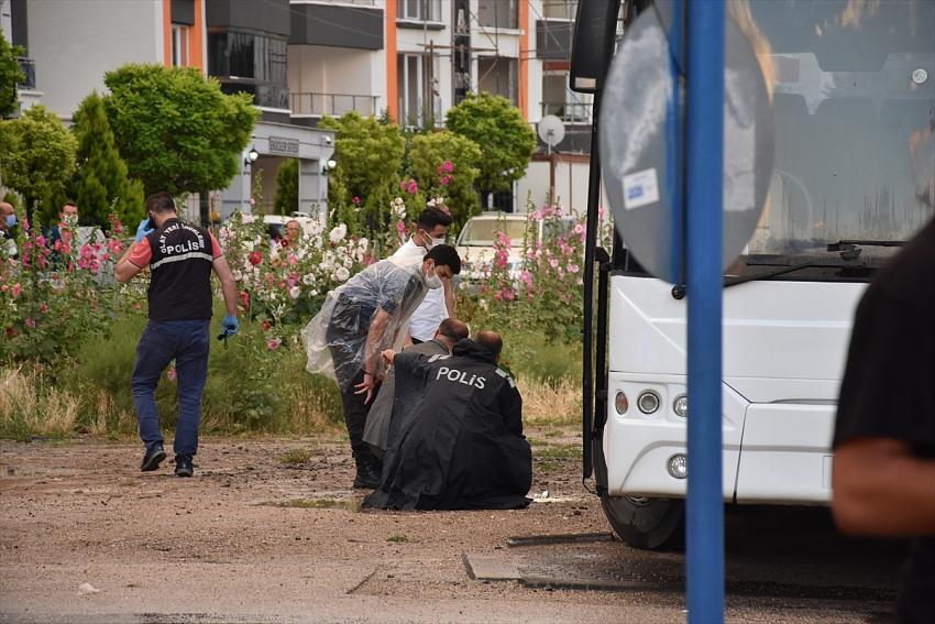 Ankara'da park için manevra yapan otobüsün altında kalan 90 yaşındaki yaşlı adam öldü