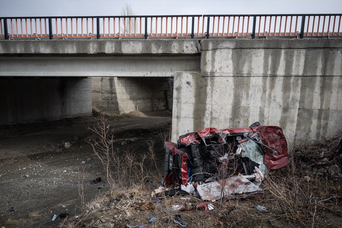 ANKARA - Köprülü kavşaktan düşen otomobildeki aynı aileden 5 kişi hayatını kaybetti