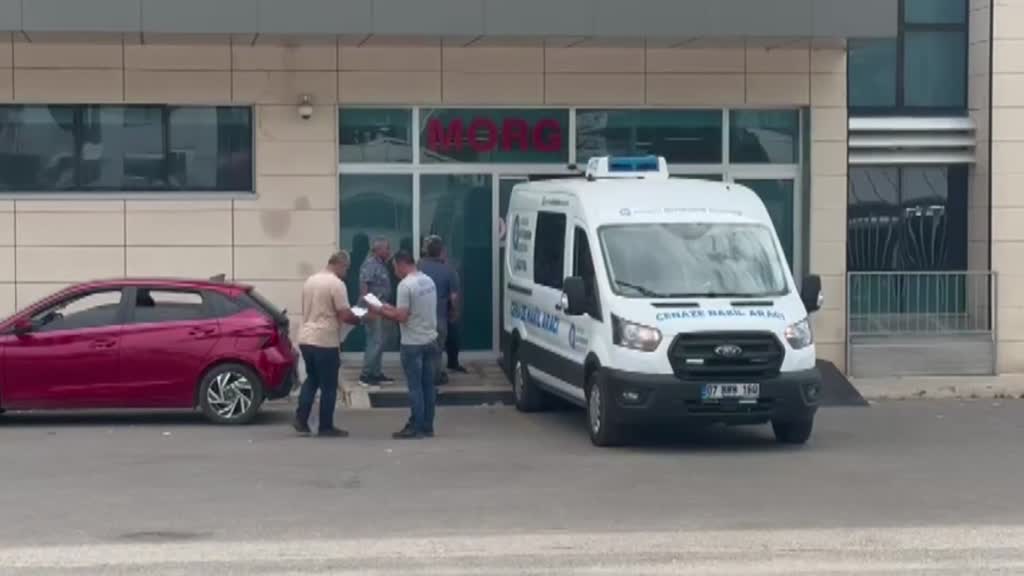 ANTALYA - Bir otomobilin su tankerine çarpması sonucu 1'i bebek 3 kişi öldü