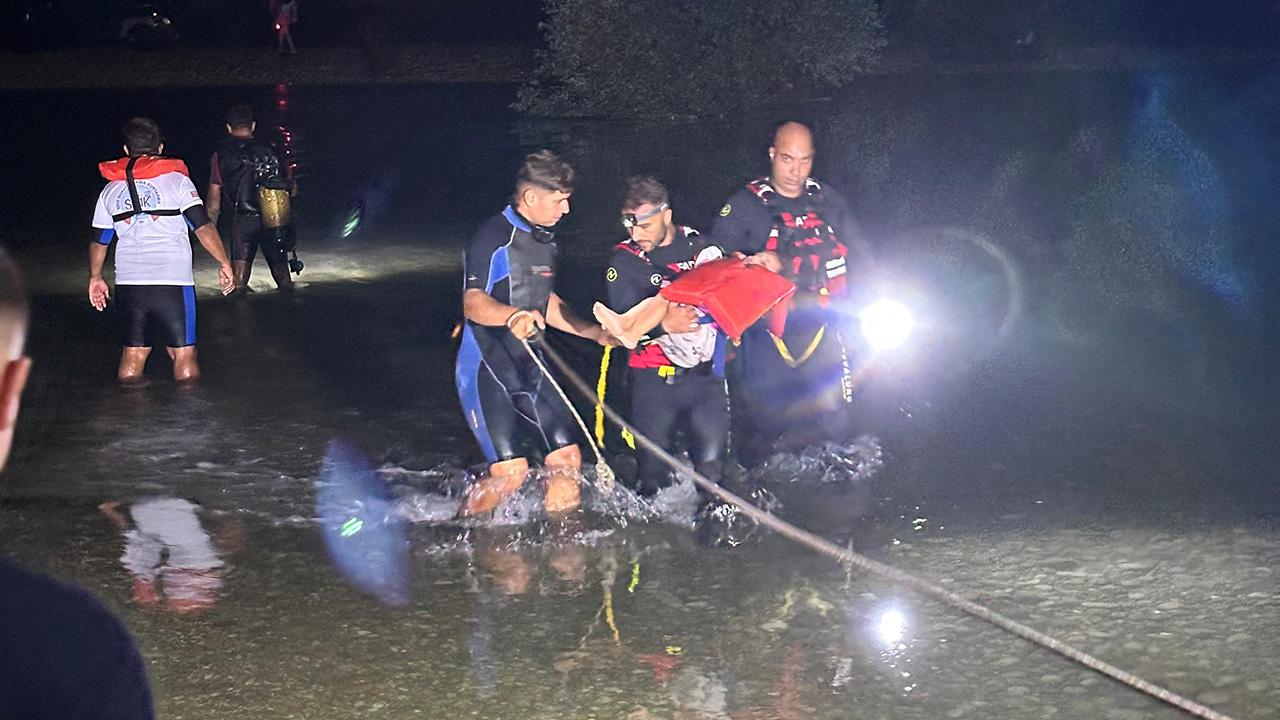 Antalya'da su seviyesi yükselen ırmakta mahsur kalan 3 kişi kurtarıldı