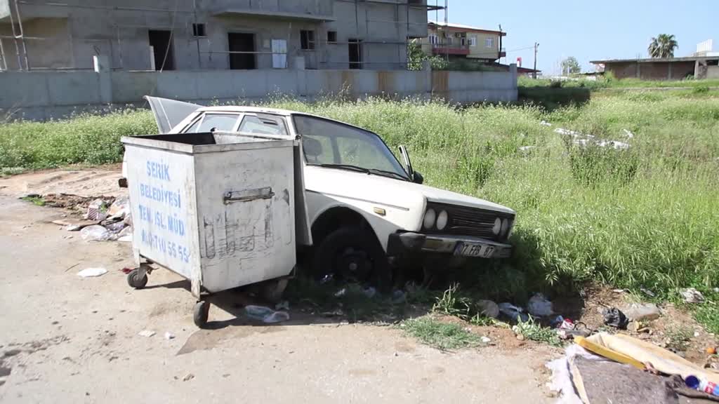 ANTALYA - Hacizli otomobil, konteyner kenarına bırakılmış halde bulundu