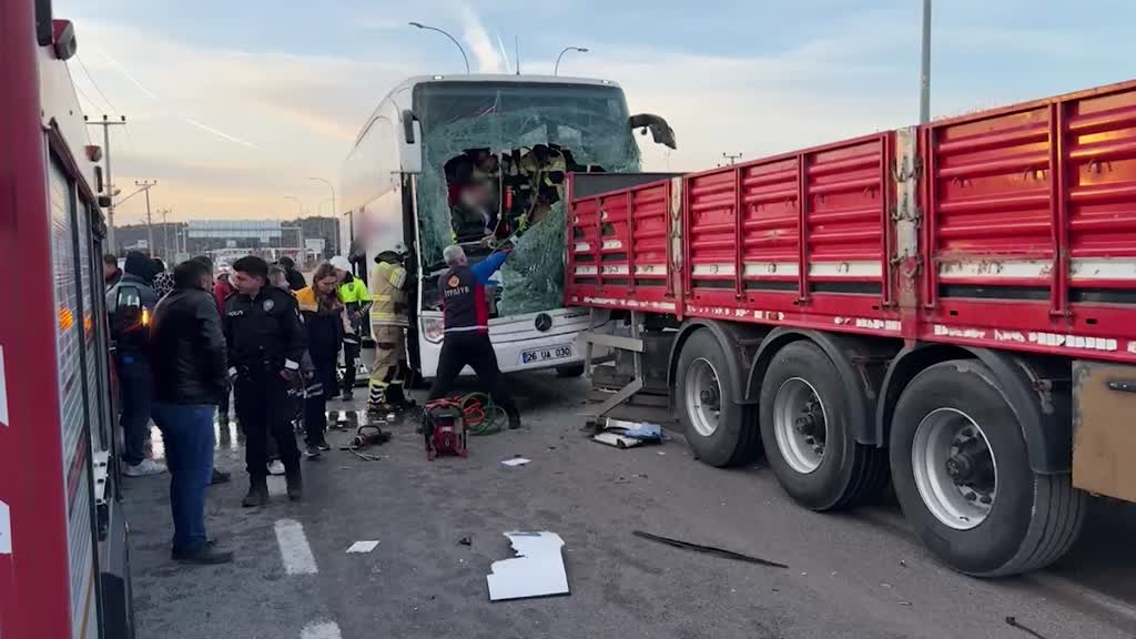 Antalya İstanbul seferini  yapan yolcu otobüsü  tıra  çarptı çok sayıda yarılı var.