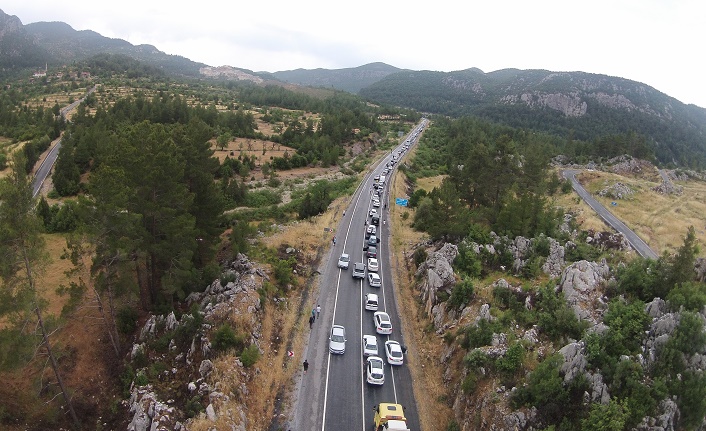 Antalya-Konya kara yolunda bayram tatili yoğunluğu yaşanıyor