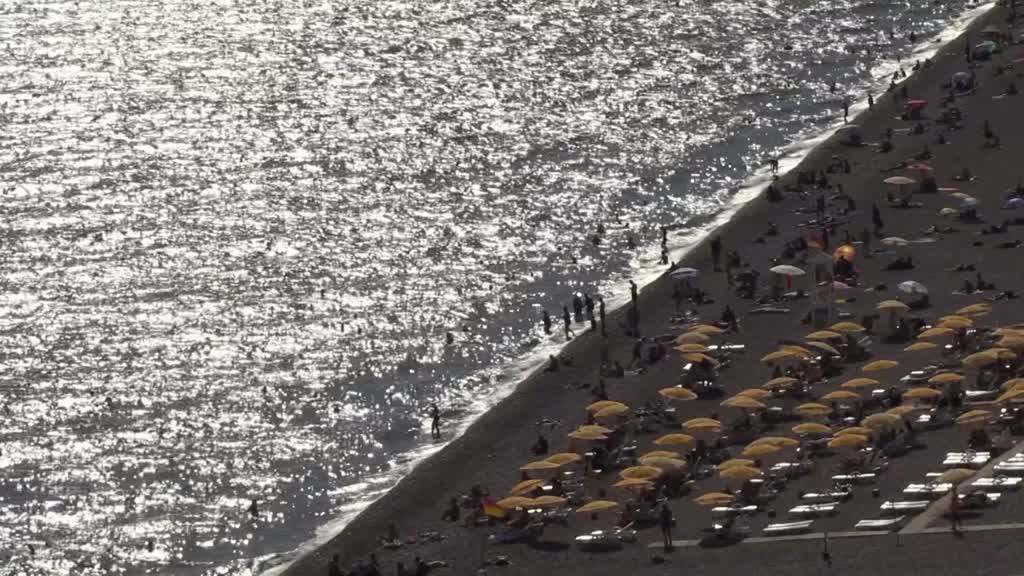 ANTALYA - Sıcak hava nedeniyle sahillerdeki yoğunluk sürüyor