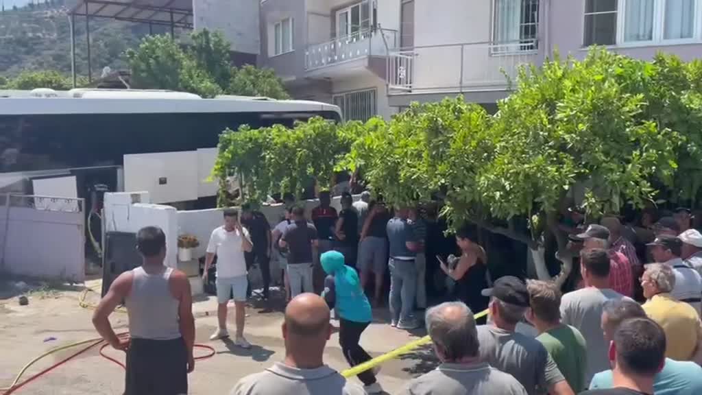 AYDIN - Yolcu otobüsünün eve çarpması sonucu 1 kişi öldü 14 kişi yaralandı.